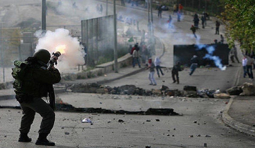 إصابة فلسطيني بجروح خطيرة في مواجهات مع قوات الاحتلال