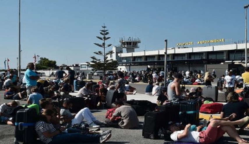 بالصور.. احتشاد آلاف السياح أمام مطارات تركيا واليونان للمغادرة