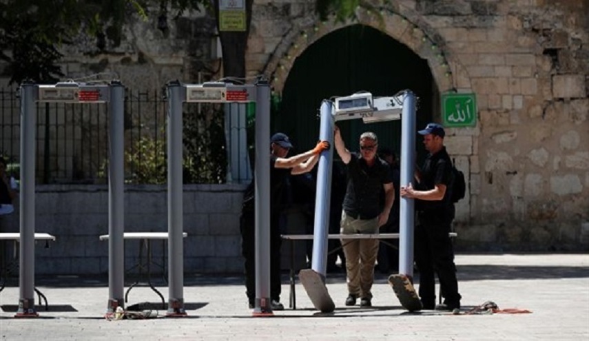 الكيان الصهيوني يزيل البوابات الإلكترونية عند الأقصى.. والشرطة تستخدم القوة من جديد