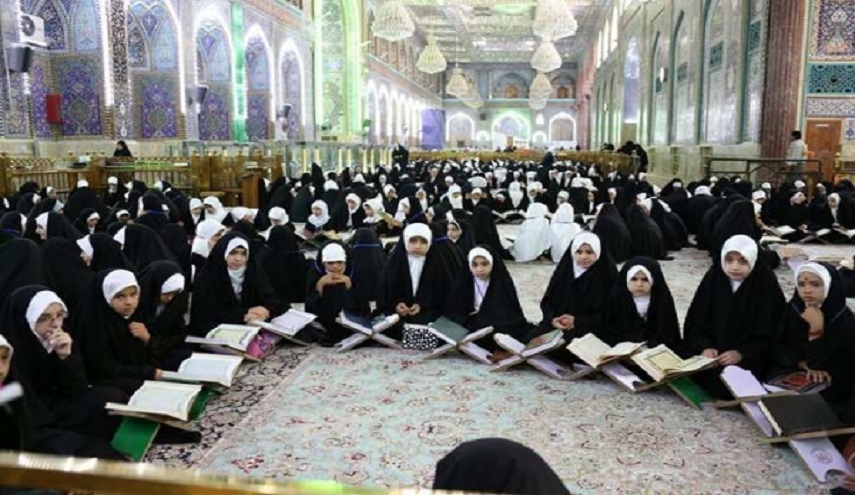 بالصور...مئات الطالبات يواصلن دروسهن القرآنية في الصحن الحسيني بكربلاء 