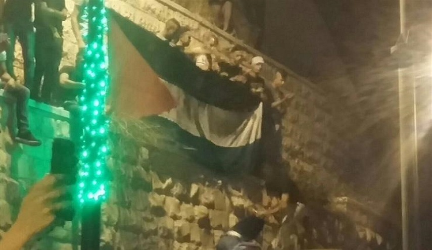 رفع علم فلسطين على باب الأسباط للمسجد الأقصى بعد تراجع الكيان 