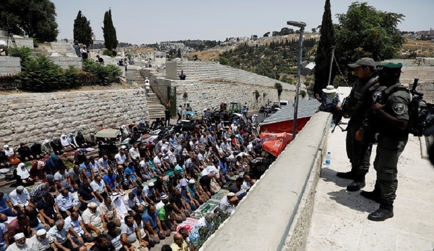 "إسرائيل" تمنع الرجال الفلسطينيين دون سن الخمسين من دخول الأقصى لأداء صلاة الجمعة