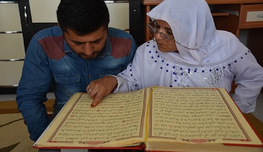 أمّ تركيه تعلّم إبنها قراءة القرآن الكريم