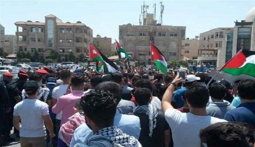 مسيرة في عمان تطالب بطرد "السفيرة الإسرائيلية" وإغلاق السفارة