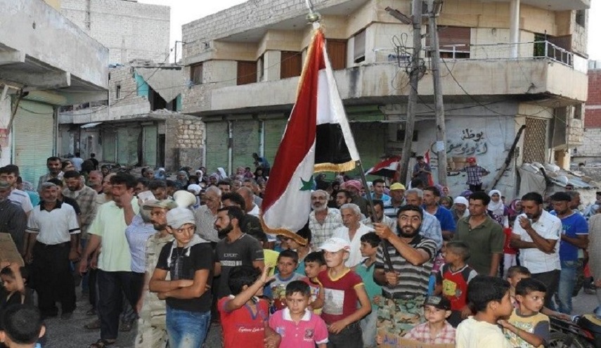 بالصور: وقفة احتجاجية لأهالي بلدتي الفوعة وكفريا يطالبون بفك الحصار عنهم