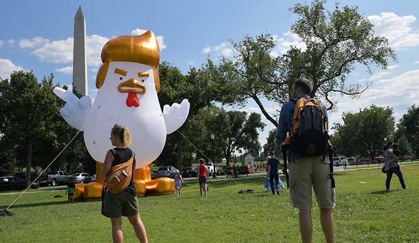 " الدجاجة ترامب"  بطول 9 أمتار أمام ساحة البيت الأبيض