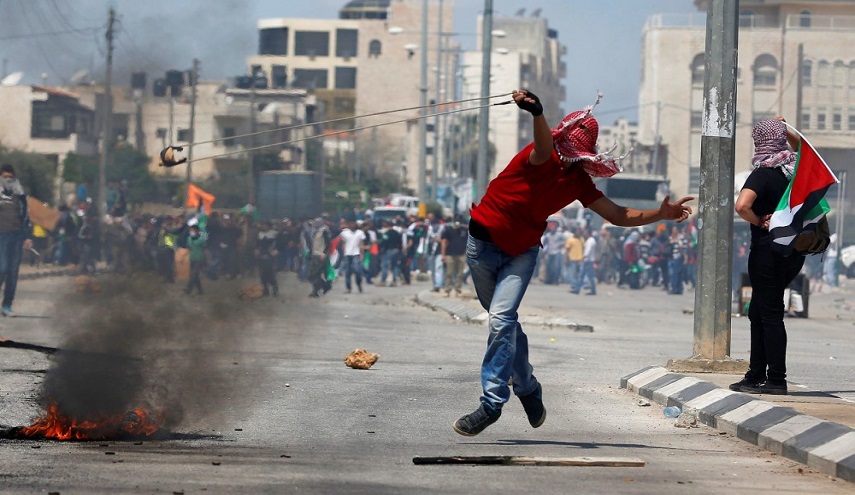 إصابة 5 فلسطينيين في مواجهات مع الاحتلال بالضفة