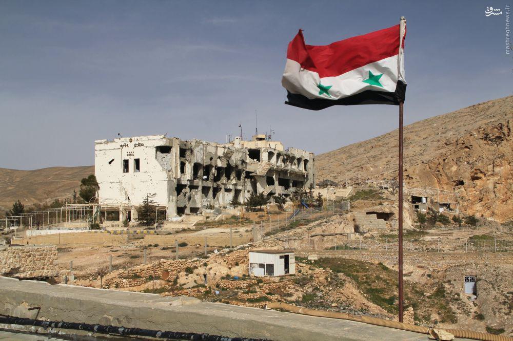 اهتزاز پرچم سوریه در گذرگاه مرزی با اردن