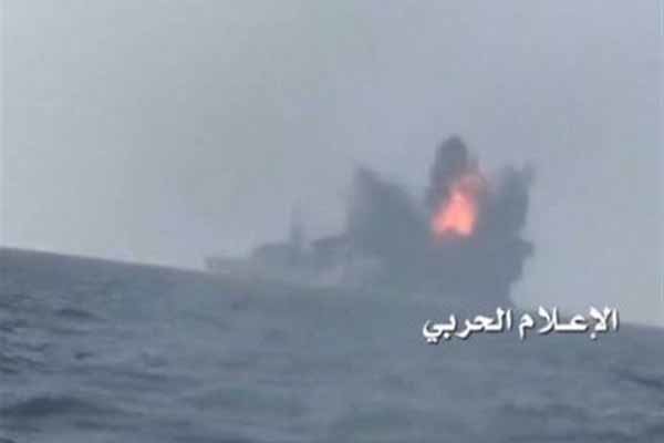 کشتی جنگی متجاوزان به یمن در بندر المخا هدف قرار گرفت
