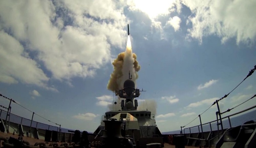 غواصة نووية روسية  تطلق صاروخ مجنح من قاع البحر