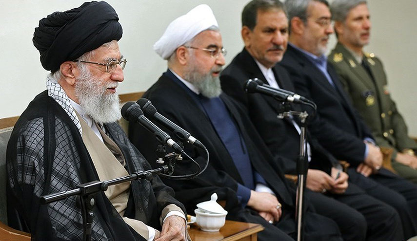 الامام الخامنئي يستقبل الرئيس روحاني وأعضاء الحكومة الجديدة (صور)