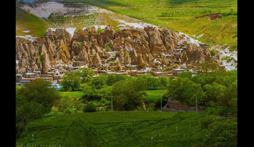 بالصور.. قرية "كندوان" السياحية تحفة فنية منحوتة بين الصخور