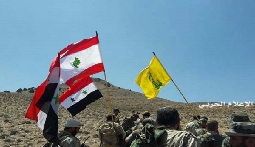 أعلام لبنان وسوريا والمقاومة فوق مرتفع «حليمة قارة»