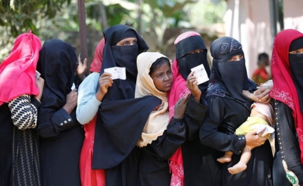 آلاف المسلمين الروهينغا عالقون علي الحدود مع بنغلاديش