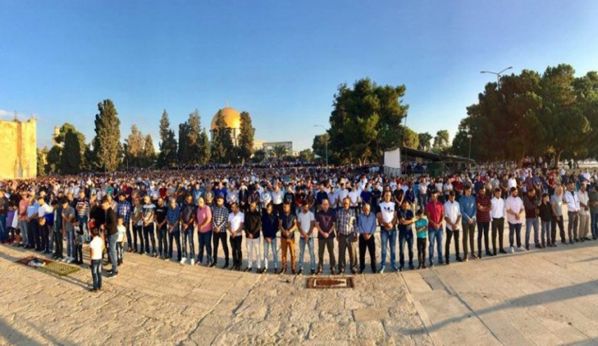 عشرات الآلاف يؤدون صلاة العيد في المسجد الأقصى