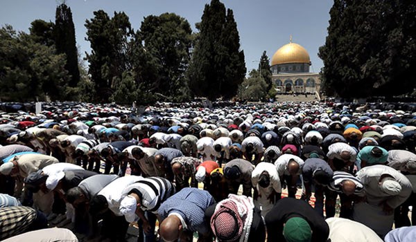 آلاف المسلمين يؤدون صلاة العيد في الأقصى رغم قيود الاحتلال