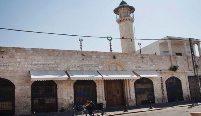 رئيس بلدية اللد المحتلة يقتحم مسجدا لمنع صلاة العيد (شاهد)