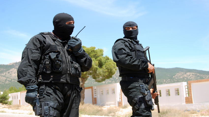 شرطي جزائري ينقذ مدينة “تيارت” من حمام دم!