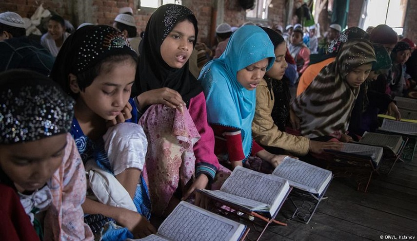 تعليم القرآن الكريم لأطفال الروهينغا في مخيمات مدينة "أوكيا" البنغلاديشية