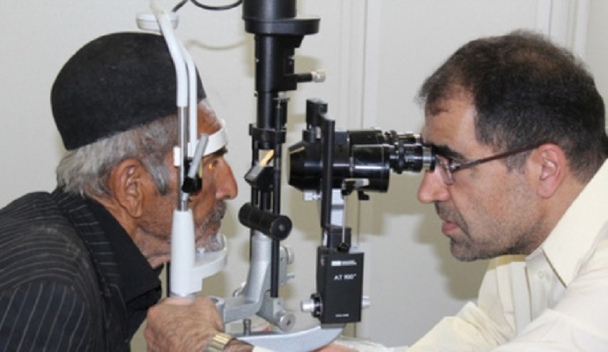 وزير الصحة الايراني اجرى بنفسه 10 عمليات جراحية للعيون في منطقة نائية