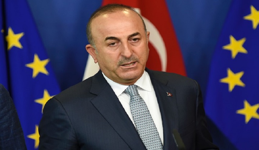 شاهد : وزير خارجية تركيا يعلّق صورة أمير قطر على صدره
