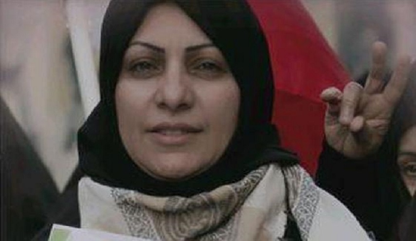 الناشطة البحرينية ابتسام الصائغ تراسل ولدها مع بدء العام الدراسي الجديد