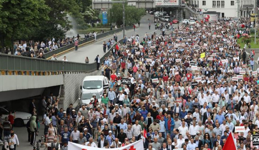 متظاهرون غاضبون في اسطنبول: كركوك "محتلة" من البيشمركة