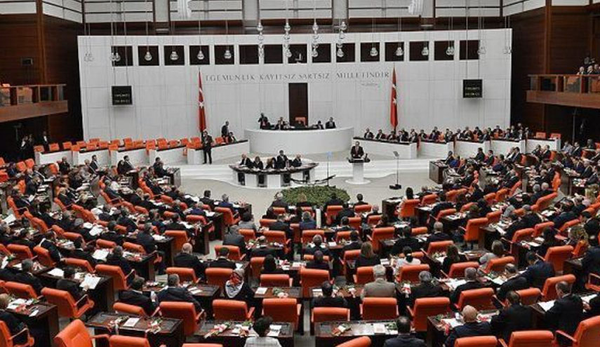 برلمان تركيا يمدد تفويضا يجيز ارسال قوات عسكرية الى العراق وسوريا