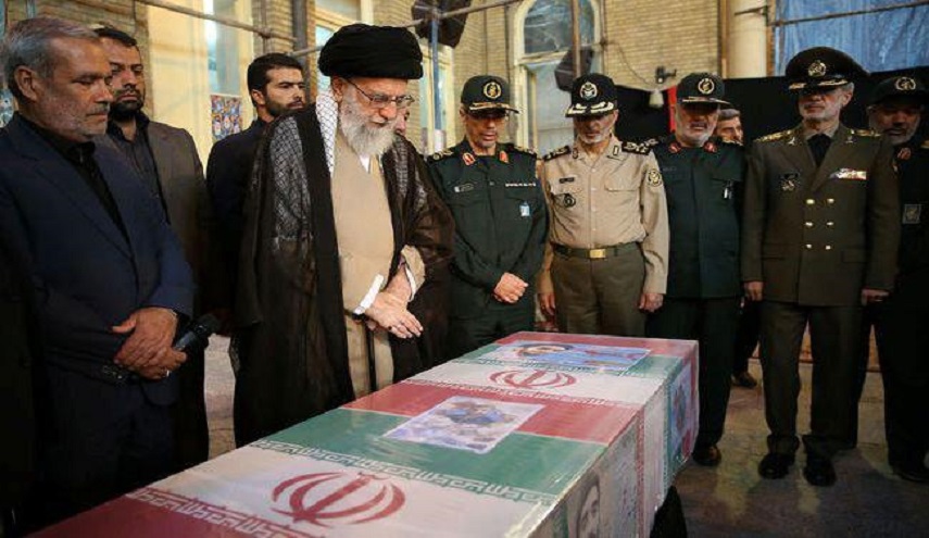 قائد الثورة الاسلامية يلقي النظرة الاخيرة على جثمان الشهيد حججي
