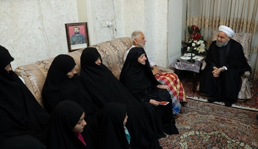 الرئيس روحاني يقوم بزيارة تفقدية لأسرة قدمت ثلاثة شهداء