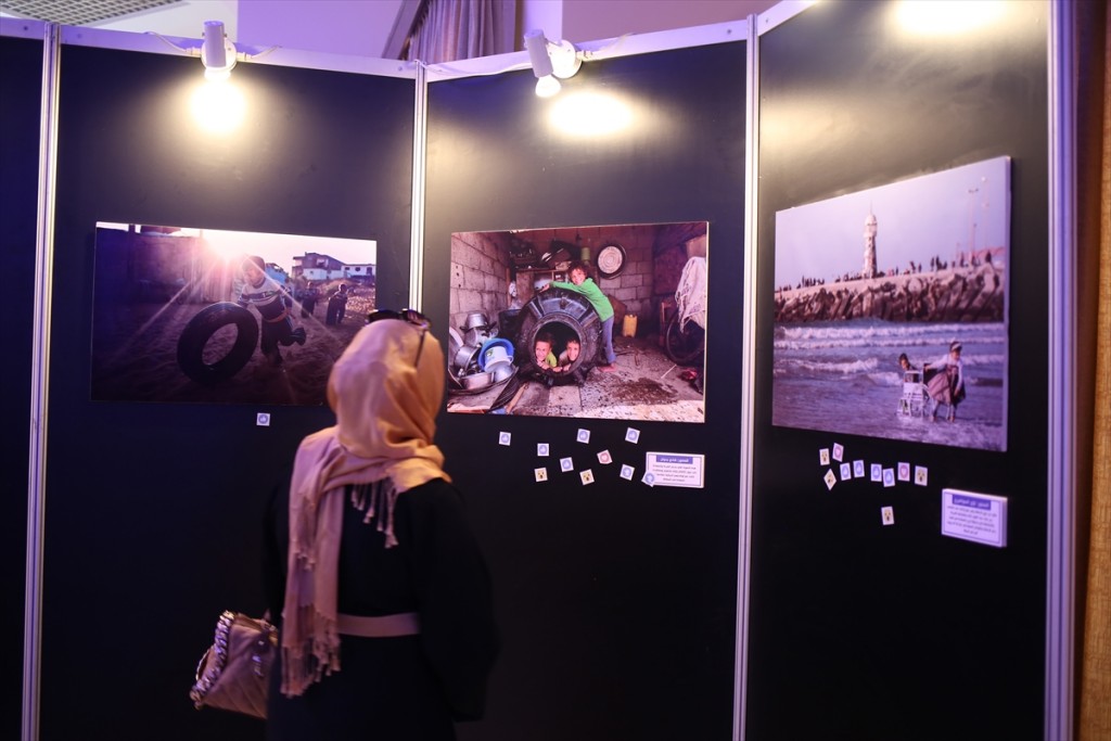 "ضوء في الظلام".. معرض للصور والمدوّنات في غزة 