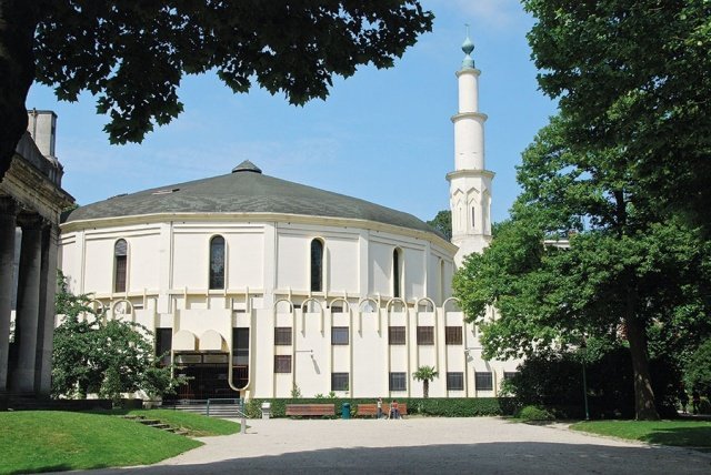 السلطات البلجيكية تطرد إمام أكبر مسجد في بروكسل!