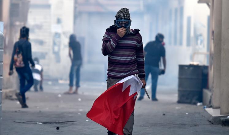 النظام البحريني يسجن مواطنين اثنين ويجردهما من الجنسية