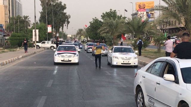 بالصور.. علم عراقي يغطي نصف كيلو متر من شارع وسط بغداد