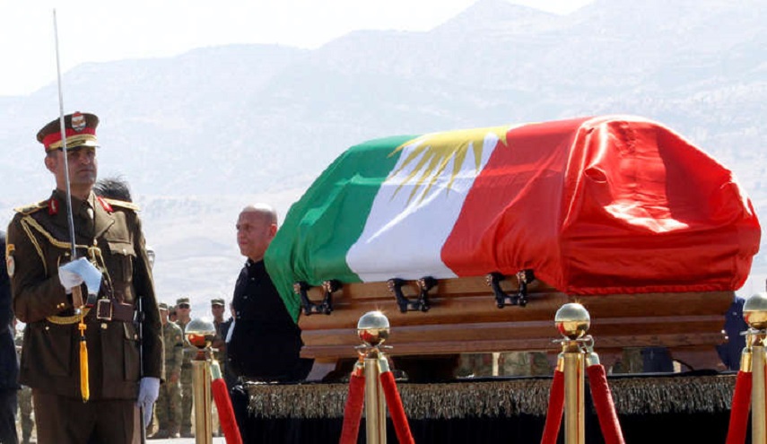 "الوطني الكردستاني".. لف جثمان طالباني بالعلم الكردي خيانة
