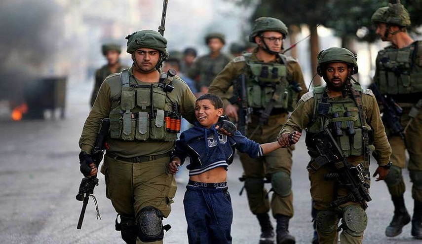 بالصور.. قوات الاحتلال الإسرائيلية تعتقل أطفالاً من الخليل
