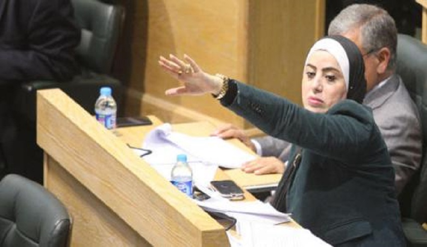 نائبة اردنية "تفحم" ممثل الكيان الاسرائيلي خلال اجتماع للبرلمان الدولي