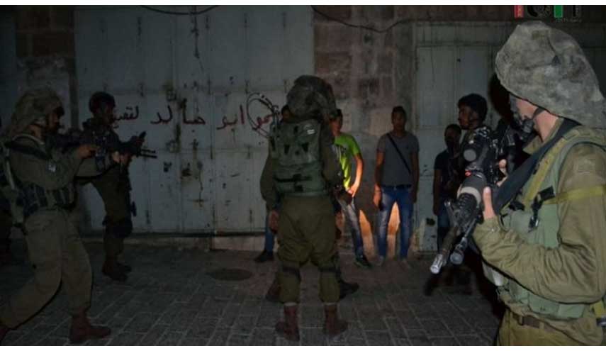 العدو الصهيوني يعتقل 19 فلسطينيا من الضفة