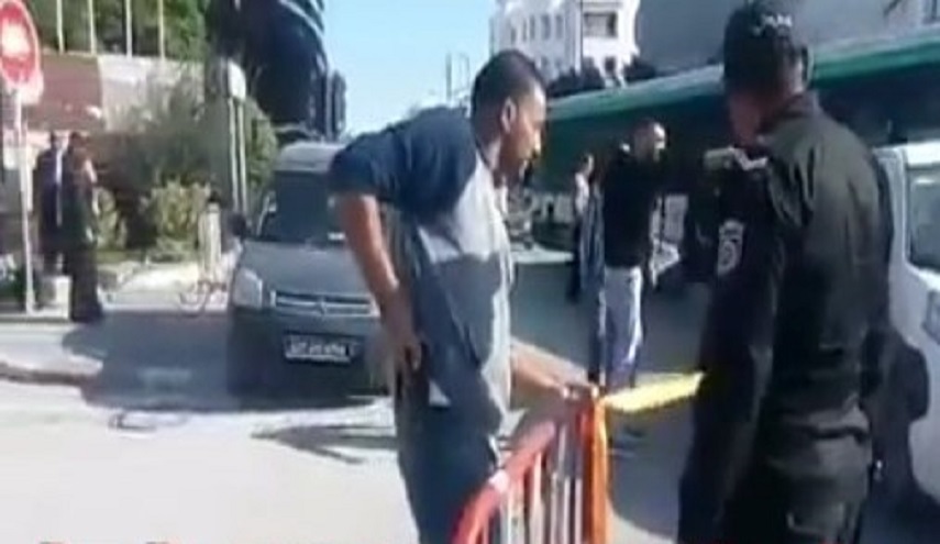 اعتقال "تكفيري" طعن ضابطي شرطة في ساحة باردو بتونس