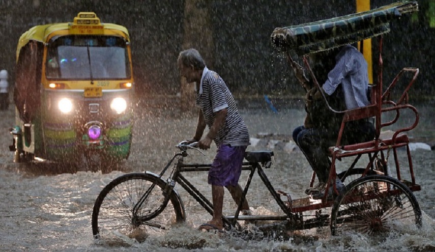 الأمطار الغزيرة تجبر 10 آلاف هندي على الاختباء