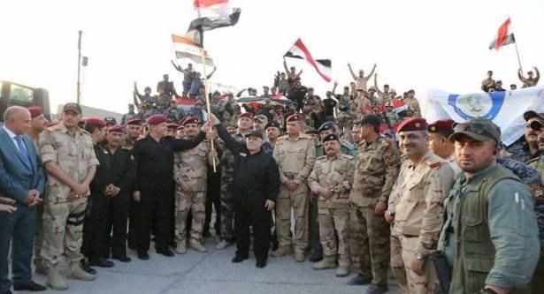 اهتزاز پرچم  عراق  بر فراز گذرگاه مرزی "حصیبه" در مرز با سوریه