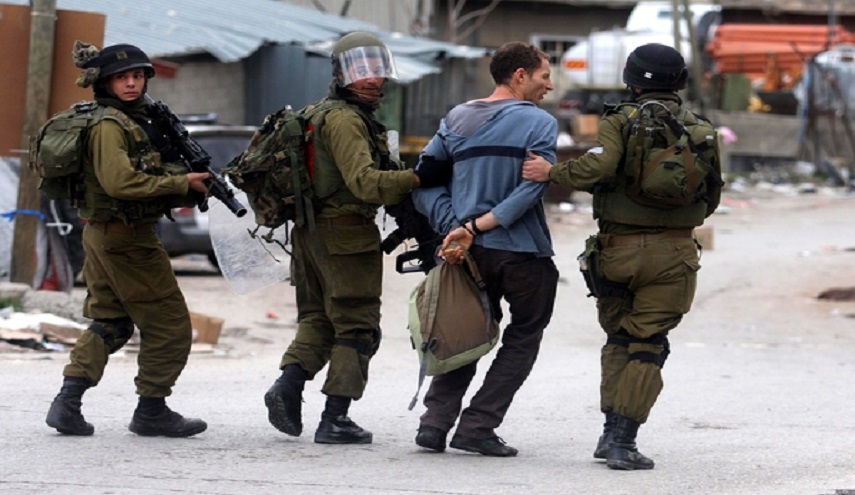 إعتقال 10 فلسطينيين بينهم فتاة في الضفة الغربية على يد الإحتلال 