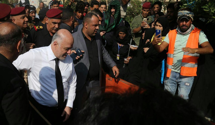 بالصور:  ماذا يفعل رئيس وزراء العراق بهذه المكنسة؟!