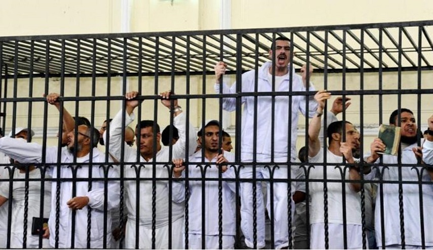موقع أمريكي : سجون مصر «ساحة معركة» بين الإخوان وداعش!