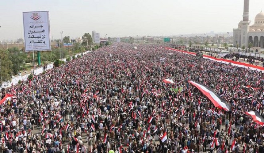 خلال مسيرة حاشدة بصنعاء.. اليمنيون يطالبون أصحاب الضمائر بالتدخل لرفع الحصار عنهم