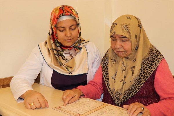 سيدة تركية في الـ 66 من العمر تبدأ بحفظ القرآن