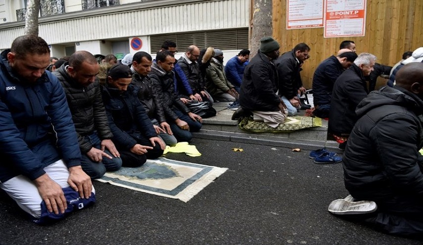 فرنسا تستعد لمنع المسلمين من الصلاة في الاماكن العامة