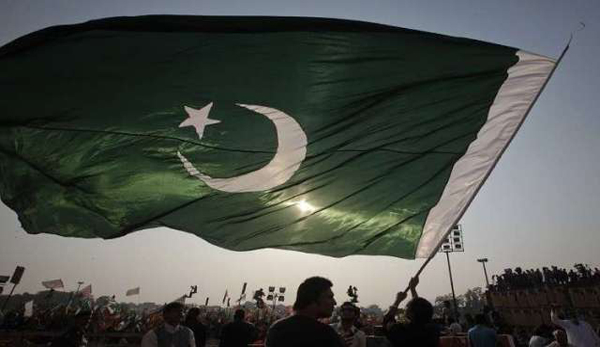حكومة باكستان تدعو الجيش إلى تفريق محتجين