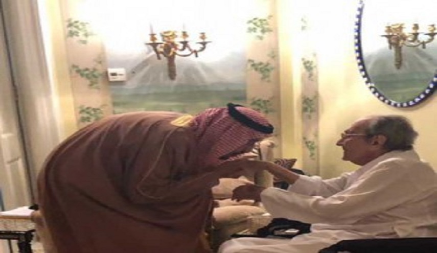 ملك السعودية يقبل يد شقيقه الأمير طلال ويعزيه بوفاة شقيقتهم الأميرة مضاوي