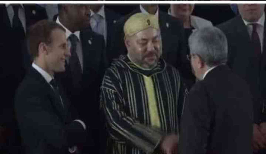 مصافحة حارة بين ملك المغرب ورئيس وزراء الجزائر تجبر ماكرون على الابتسام 